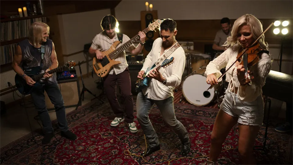 <p class="exampleTitle">“New Country” <span class="inlineExampleRecorded">Studio</span></p><p class="exampleFeaturing">(feat. Steve Morse)</p><p class="exampleArtist">Angel Vivaldi</p>