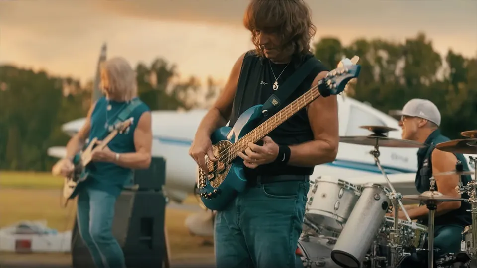 <p class="exampleTitle">“Break Through” <span class="inlineExampleRecorded">Studio</span></p><p class="exampleArtist">Steve Morse Band</p>